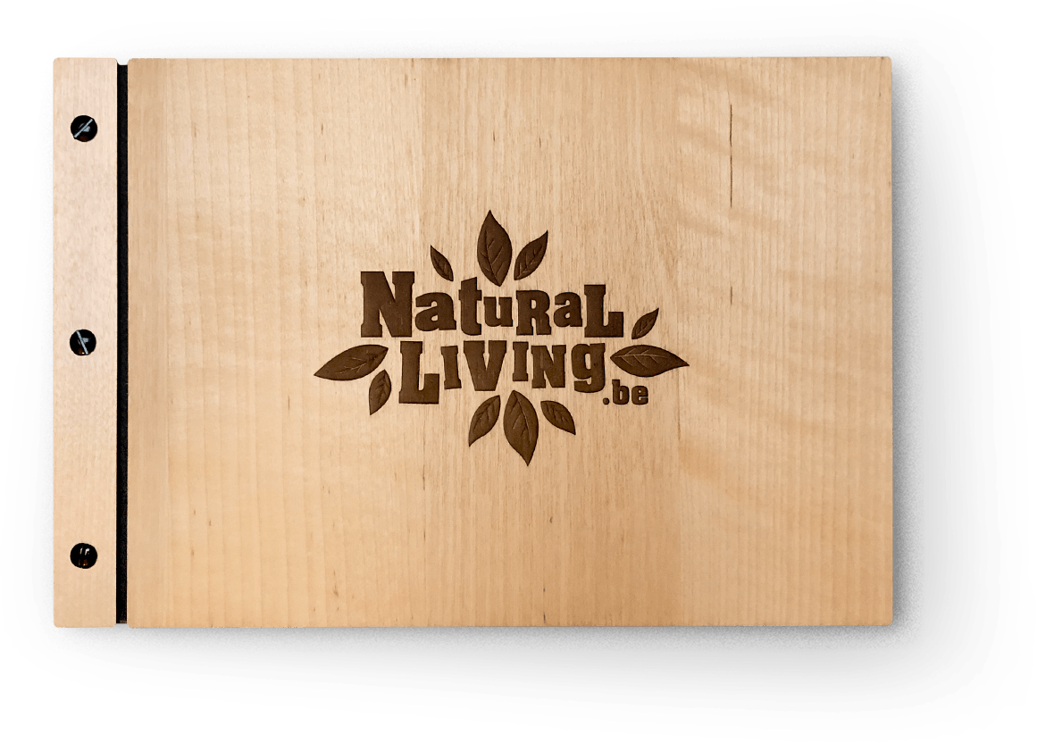 Houten schijf met logo Natural Living op marmer