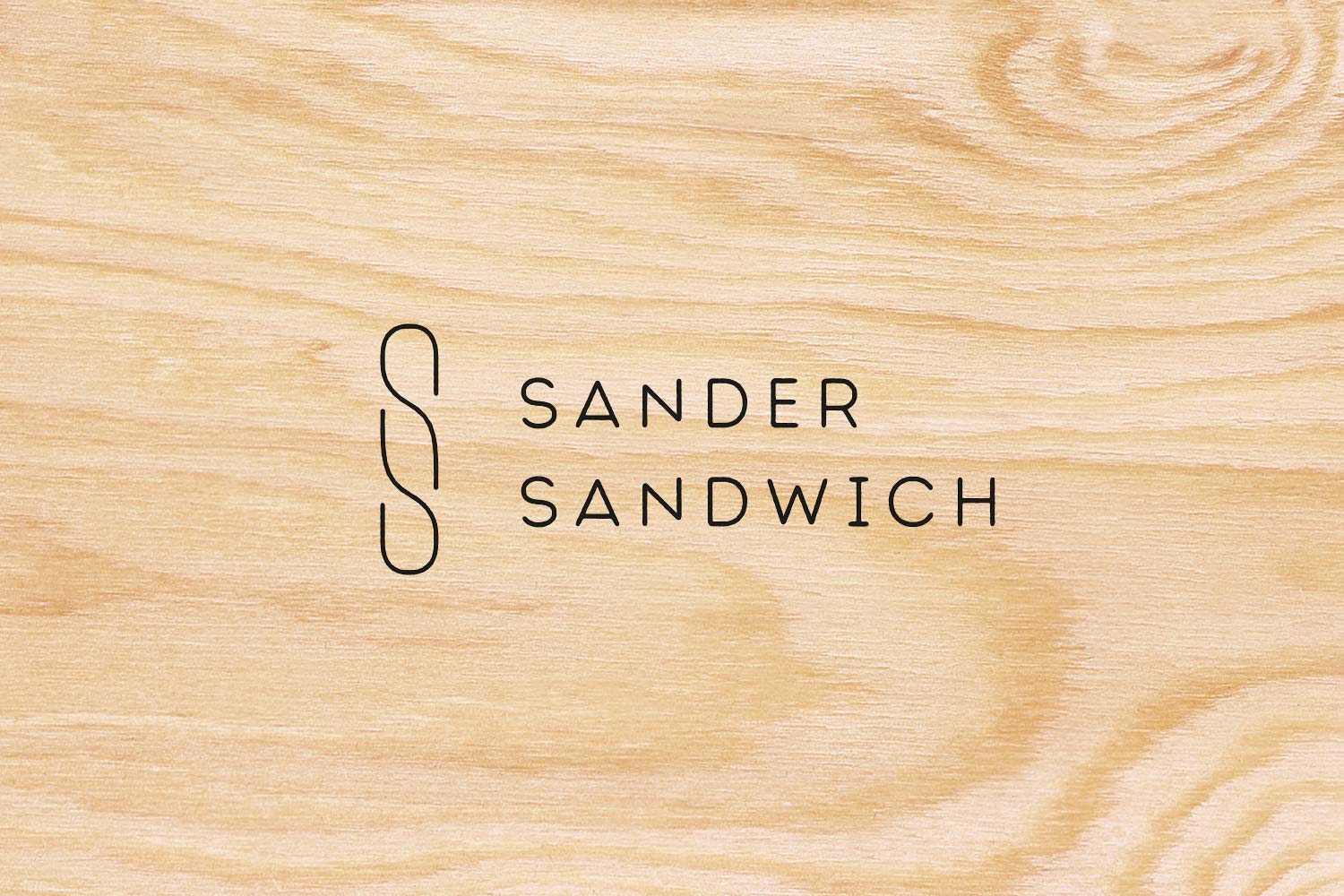 Houten achtergrond met logo Sander Sandwich